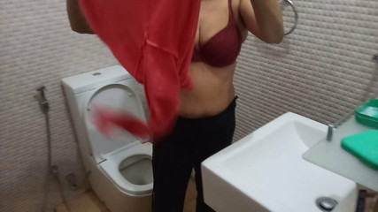Miya White: Сексуальна Мія роздягається і купається вдома, записане чоловіком