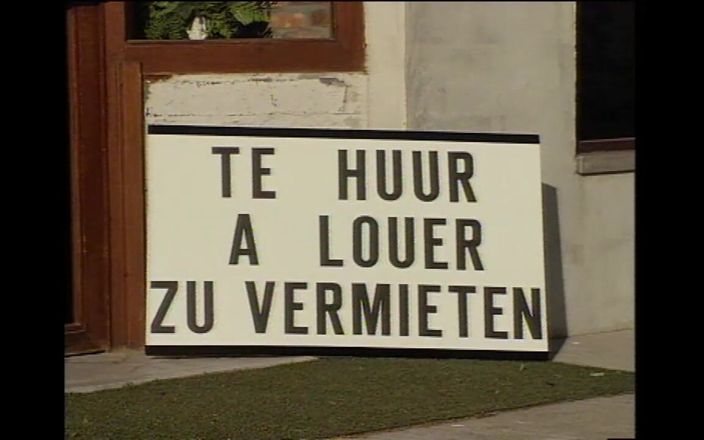 Cinema X: Drie fantastische milfs met harig poesje geneukt in het zwembad...