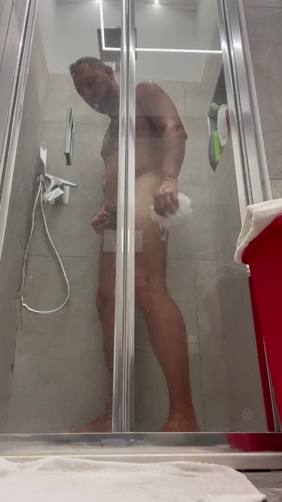 Jack_Curved: Junge unter der dusche