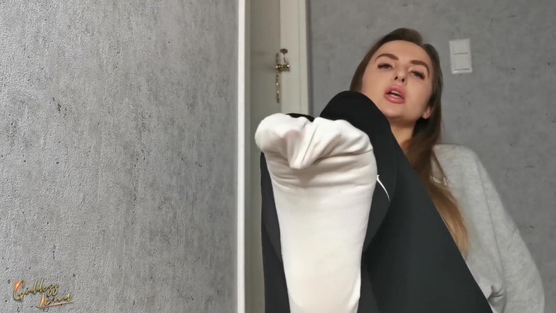 Goddess Lena: Páchnoucí ponožky - potřebujete je, aby se udělaly