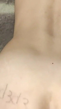 Bílé spodní prádlo na sexy černovlasé dívce
