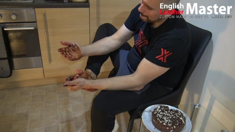 EnglishLeathermaster: ชักว่าวด้วยเท้าและเค้ก