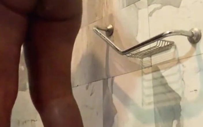 Juicy fat pussy: Min styvsyster skickade mig av misstag sin klappande rövvideo