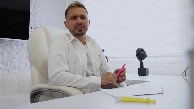 MelaniRincon: O gravidă excitată îl lasă pe doctor să o fută în timpul...