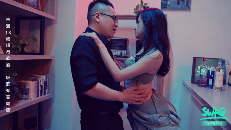 SWAG.live: 飲み物を買って、バーで欲求不満なアジア系女の子とセックスしよう