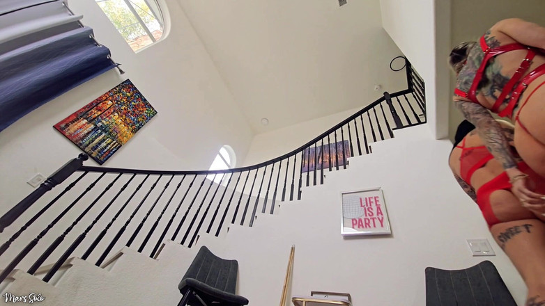 Mars solo: Reuzinnen willen een kleine man spuiten: Mars Solo en Tatiana...