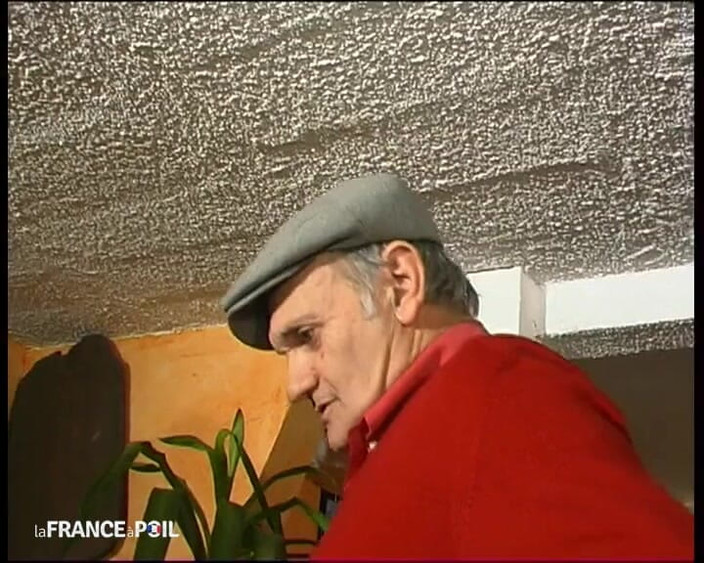 French Family Secrets: Папі вуайєрист робить молоду руду покоївку в панчохах з другом
