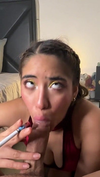 Blonde panas merokok dalam pakaian merah blowjob rokok dan deepthroat