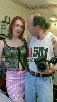 Soția roșcată sexy este împărțită cu un fotograf acasă, cu sex anal și o penetrare dublă