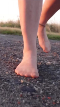 Jasne rajstopy i buty plażowe w kałuży