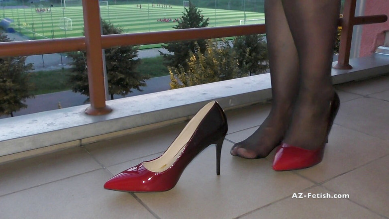 Aqua Pola: Mergulhando clássico salto alto vermelho na varanda