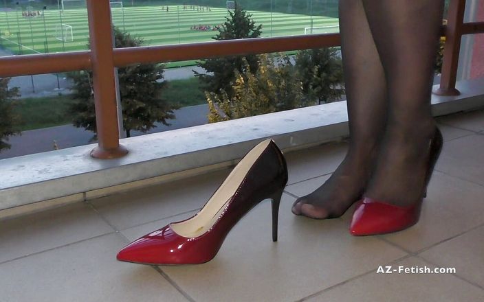 Aqua Pola: Đút giày cao gót màu đỏ cổ điển trên ban công