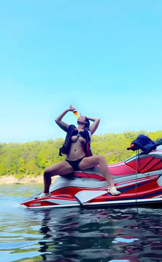 ItsMmmegan: Musel odříznout začátek tohoto videa, aby to bylo v souladu,...