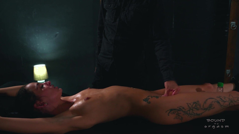 Bound to Orgasm: หีบวมตุ่ยน้ำมัน - Dyanna