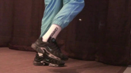 Sneaker gay: Masturbation sniffing sneakers