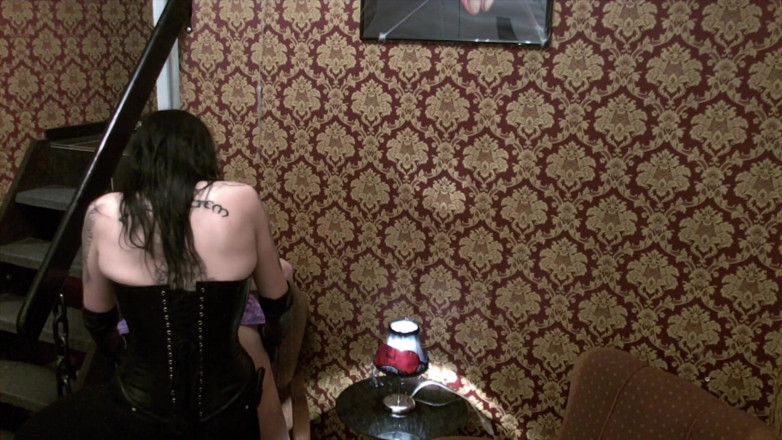 Domina Lady Vampira - SM Studio Femdom Empire: Strap-on dikongkek oleh puan dengan leathergloves