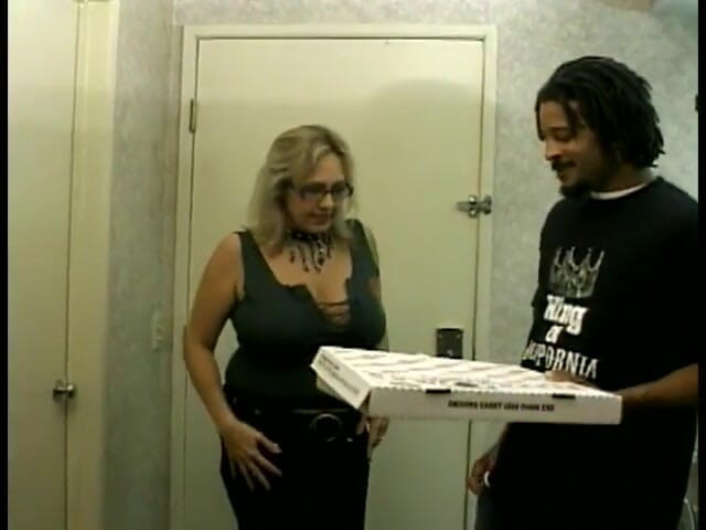 First Black Sexperience: Anh chàng da đen làm việc như giao pizza mang đến cho...