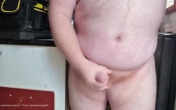 Daddysmudge: 창고에서 사정하는 아빠