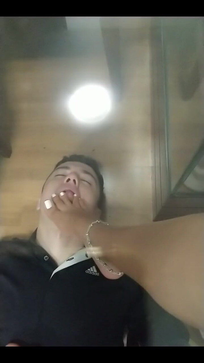 KiffaFeet: Pie esclavo debajo de tha mesa