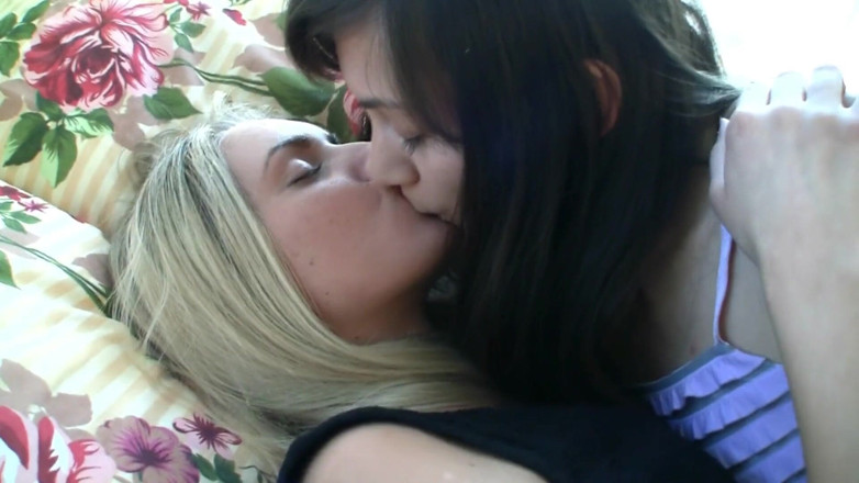 Dirty fantasy: Sexy teen-lesbe von ihrer stiefschwester geleckt