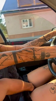 Cewek sange ini lagi asik mainin memeknya saat dia lagi nyetir mobil