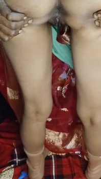 Bhabhi În sari roșu scoateți anal cu degetele pushy