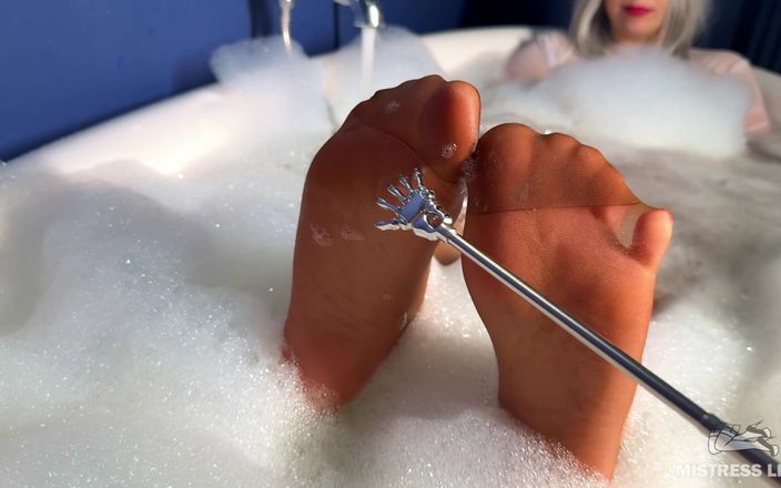 Mistress Legs: Skrapa älskarinnas nylonfötter med en skrapa i ett skumbad