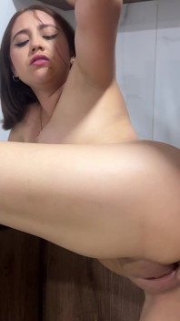 我抓到我继妹吃我最喜欢的巧克力，于是我用一场又硬又狂野的无套性交惩罚她！