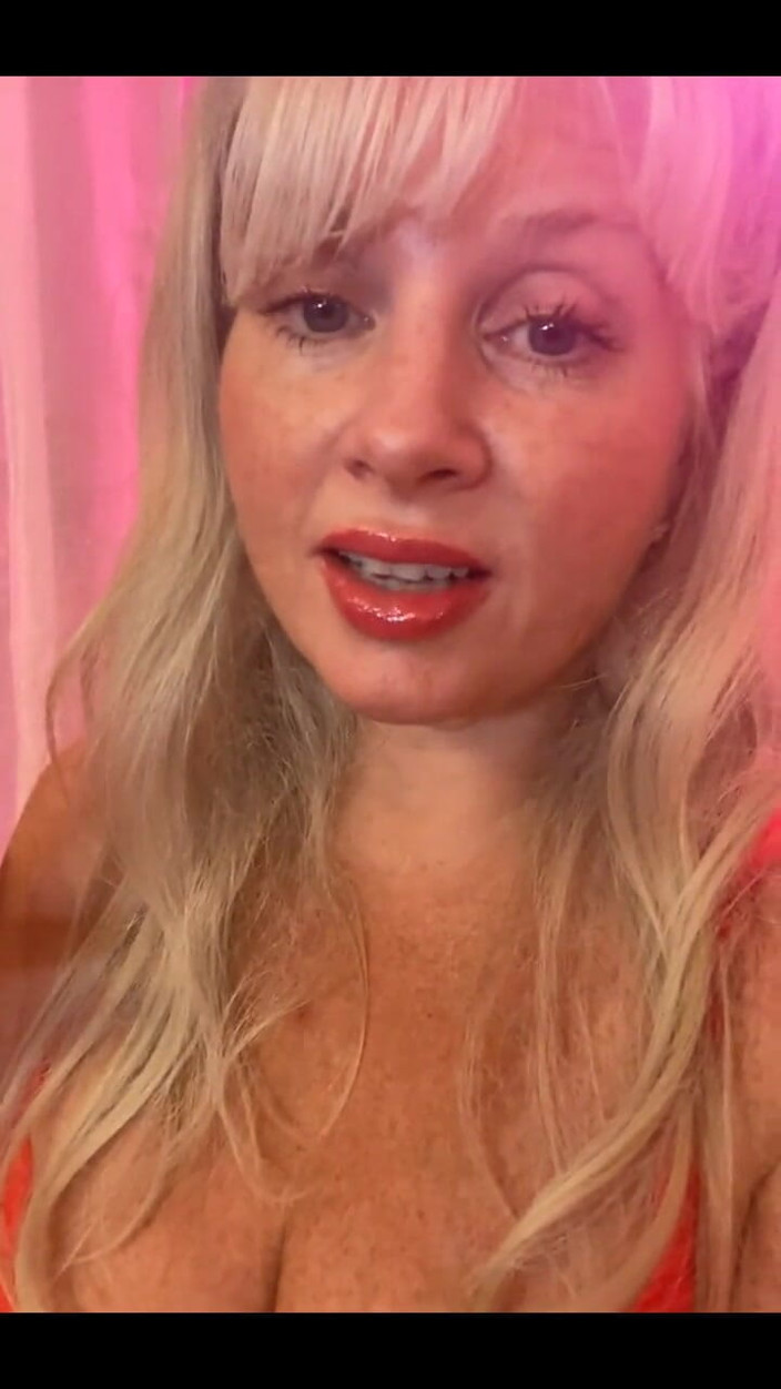 PaintedRose Taboo Femdom Fetish MILF: Так горячие за кулисами фильм день жареной вторник, но не жарка в два смычка. Я предпочитаю 1:1 в любом случае..