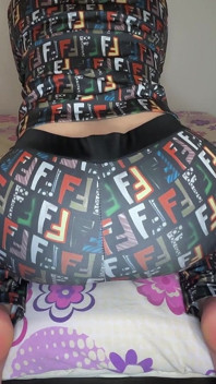 Pârțuri în costum de trening în pat
