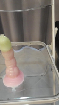 Sis-k na granatowej koszuli nocnej jedzie fantazyjnym dildo Ep2