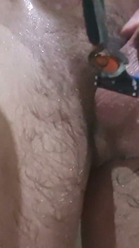 Ducha y cuchilla: pelotas, eje, vello púbico no se tocan
