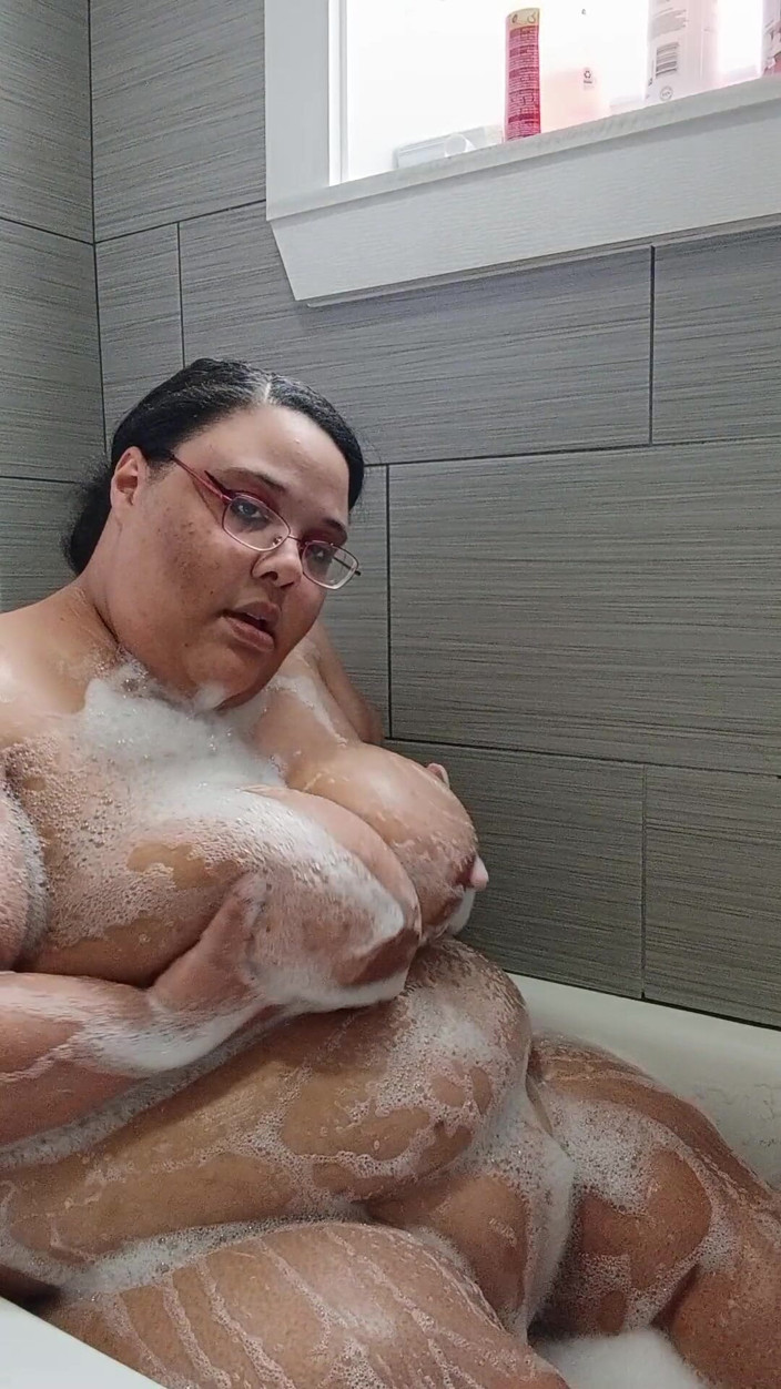 Jessica pigslut: Güzel ve rahatlatıcı bir köpük banyosu yapıyor!