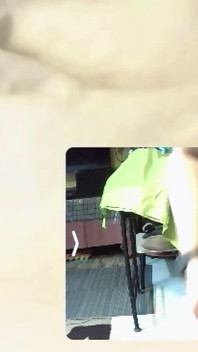 두 친구가 멀리서 함께 쓰다듬어