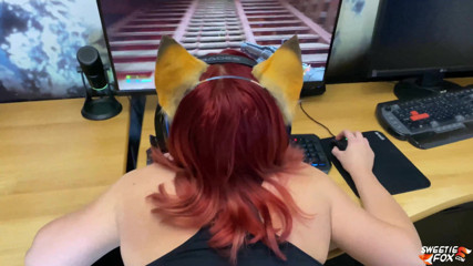 Sweetie Fox: สาวโดนเย็ดท่าหมาและดูดควยลึกขณะเล่นเกม Doom Eternal