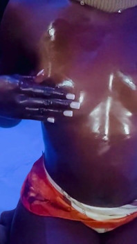 Dea ebano africana magra magra pov oleoso massaggio al rallentatore con le tette piccole