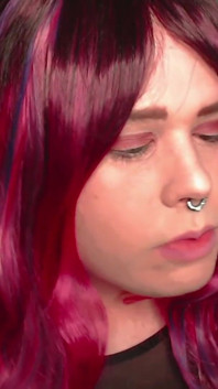La sissy Mykella succhia, accarezza e mangia il proprio sperma