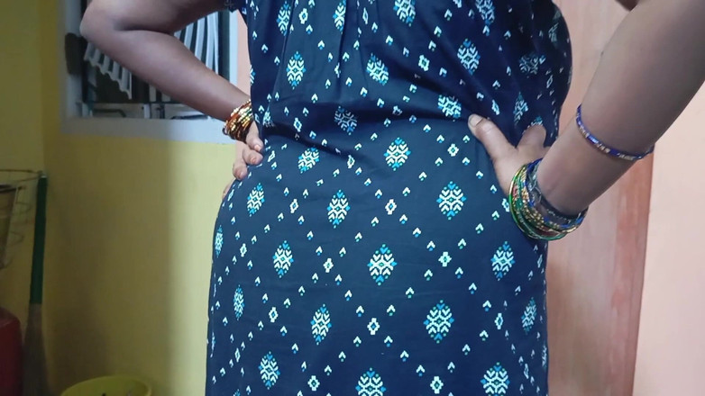 BeautyAnu: Makcik India bertetek besar berjalan