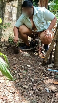 นักเปลือยกายปลูกต้นไม้ในวันทําสวนแก้ผ้าทั่วโลก อาบน้ํากลางแจ้งหลังปลูกต้นไม้
