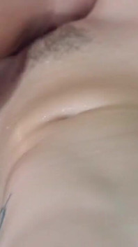 Două lesbiene excitate își freacă pizda până când ejaculează