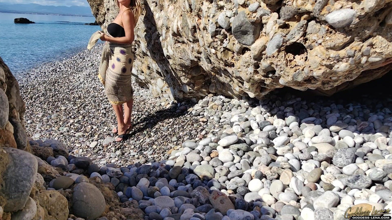 Goddess Lena: Běžný den na pláži