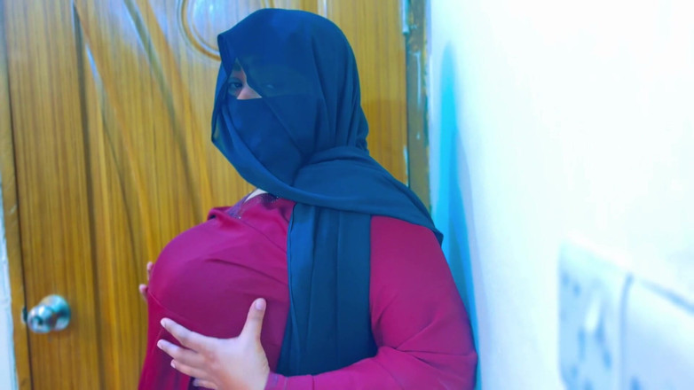 Aria Mia: Egyptische hete meid wordt super geil en begint te masturberen...