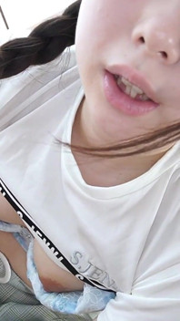 Tentación con sexo crudo! ¡Una hermosa chica diablo que disfruta burlas de hombres mayores los seduce y se los folla crudos!