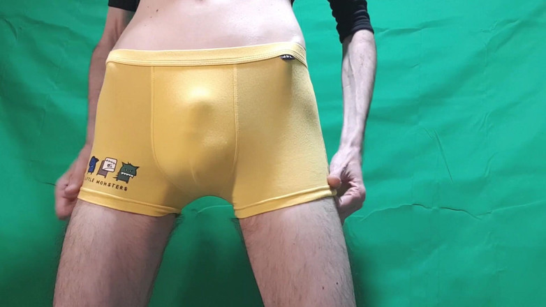 HeIsSooThin: 노란색 소년 쇼츠 시도