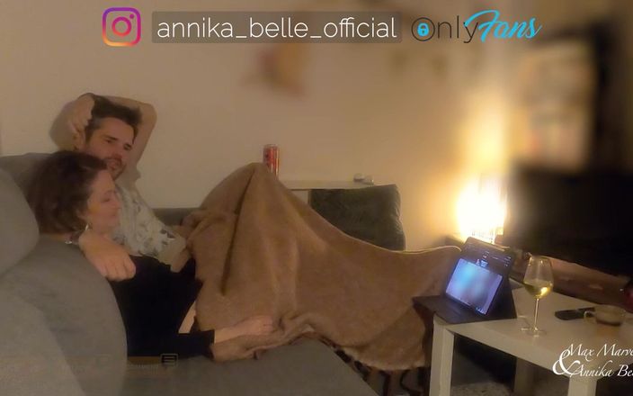 Max &amp; Annika: Pareja enamorada tiene bonitos juegos previos mientras ve porno en...