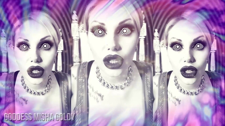 Goddess Misha Goldy: Il tuo desiderio di masturbarti sarà incontrollabile dopo questa clip!