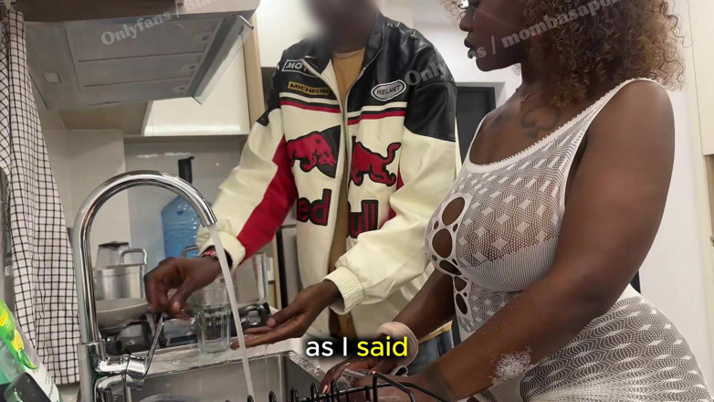 mombasapornstar: Gran culo de Blackminaj follado en la cocina (video completo)