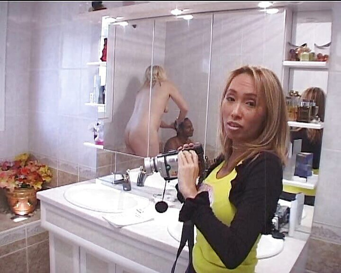 Planete Francaise: La bionda francese completamente naturale ottiene un trio interrazziale