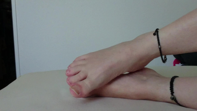 Carmen_Nylonjunge: Meine Hässlichen Nackten Füße Im Bett