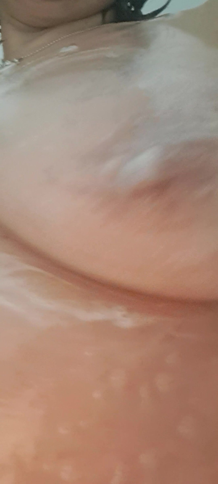 Mommy big hairy pussy: Une MILF mature sous la douche avec des seins et...